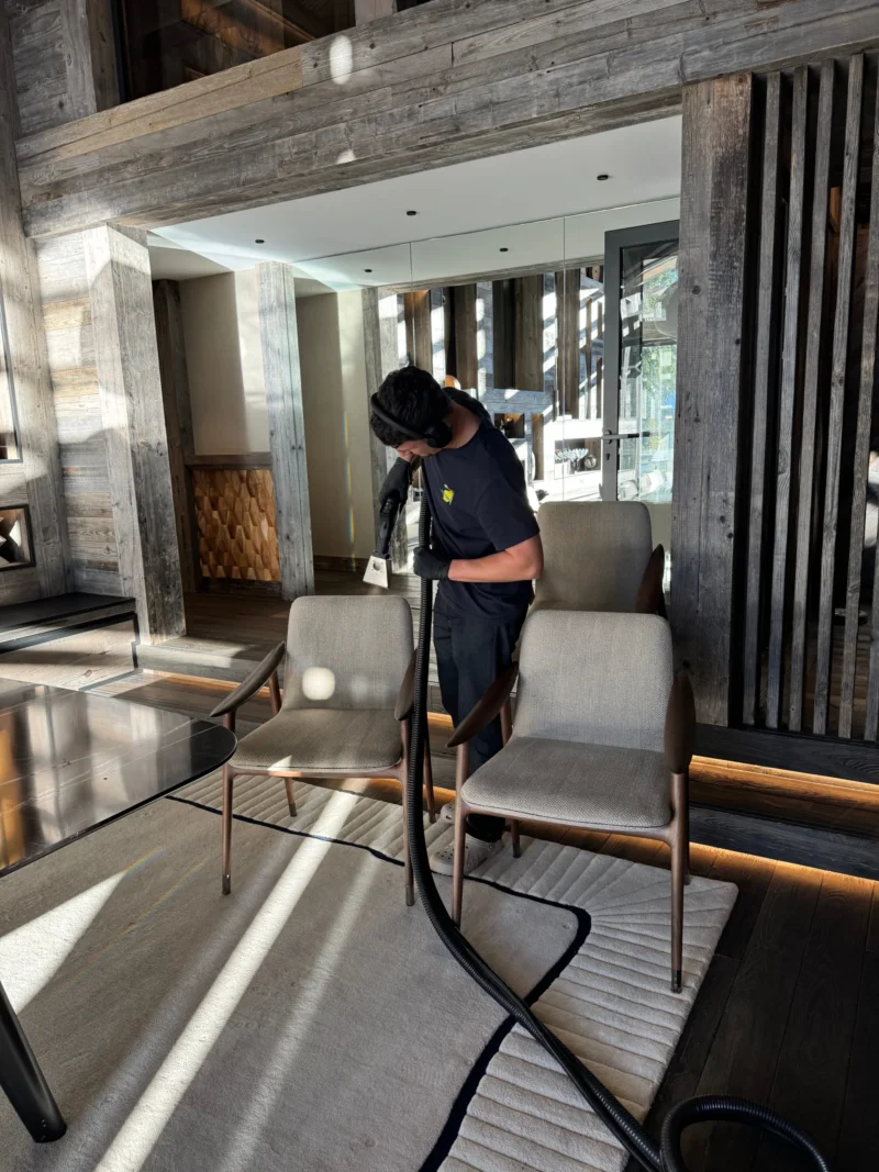 Lavage De Chaises Textiles Dans Un Chalet De Luxe A Meribel 73550 2
