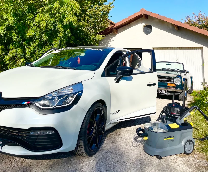 Lavage extérieur d&rsquo;une Renault Clio RS à Moirans (38430)