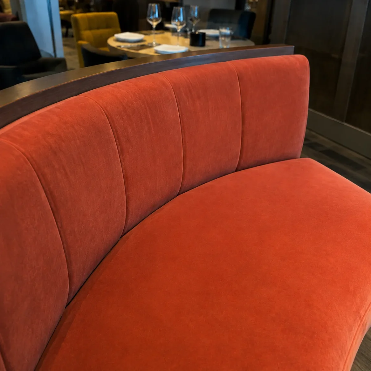 Après nettoyage - Banquettes en velours d&rsquo;un restaurant nettoyées à la vapeur à Grenoble (38000)