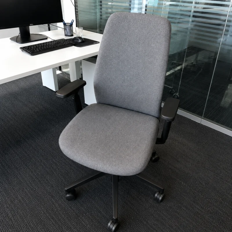 Nettoyage des chaises de bureau en tissu d'un open space à Grenoble
