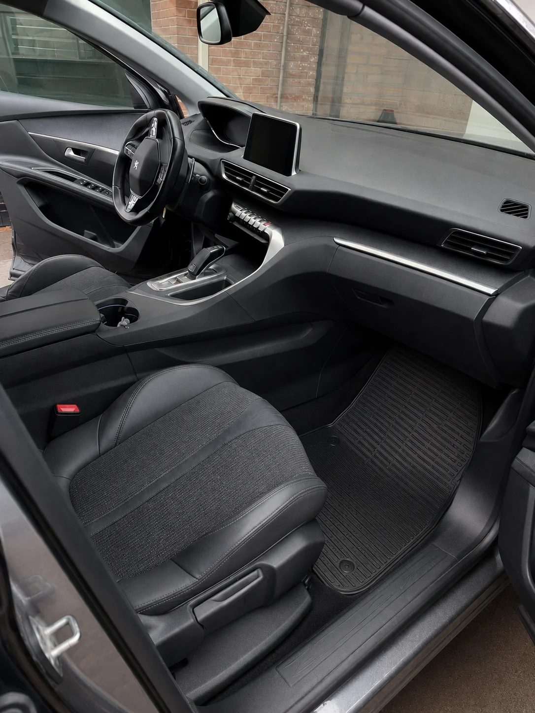 Après nettoyage - Nettoyage complet de l&rsquo;habitacle d&rsquo;une Peugeot 3008 à Grenoble (38000)