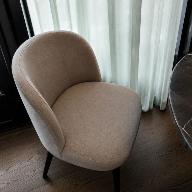 Traitement des auréoles sur les fauteuils de salle d'un restaurant à Chambéry - après