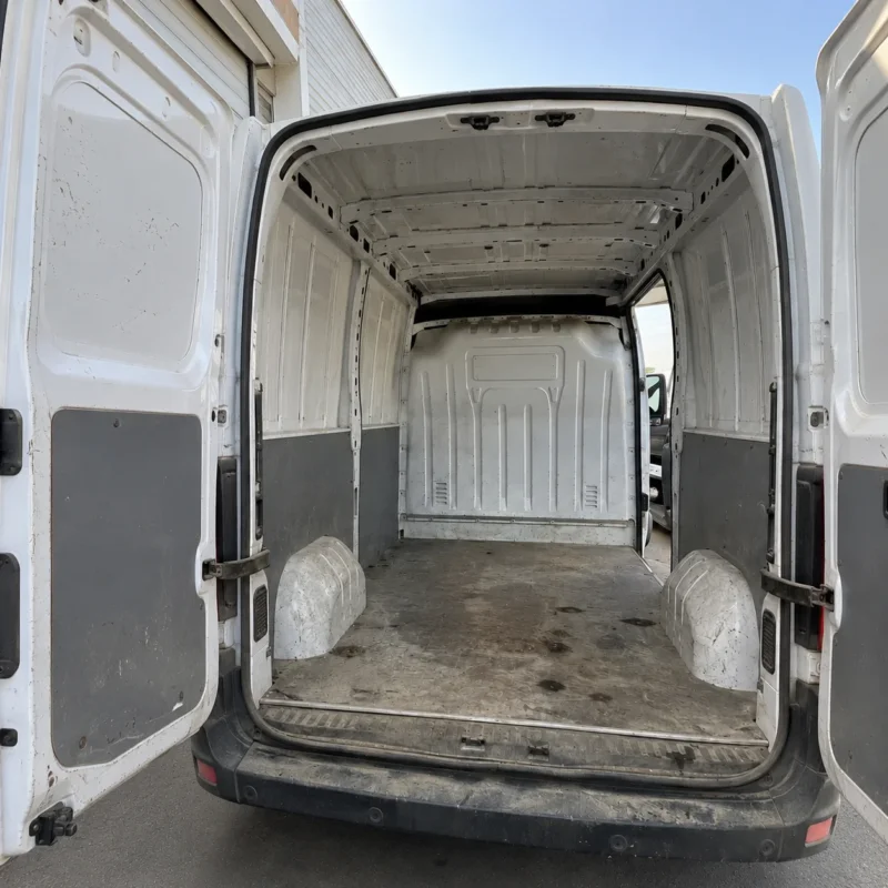 Avant - Nettoyage intérieur d'utilitaire - Cabine Arrière