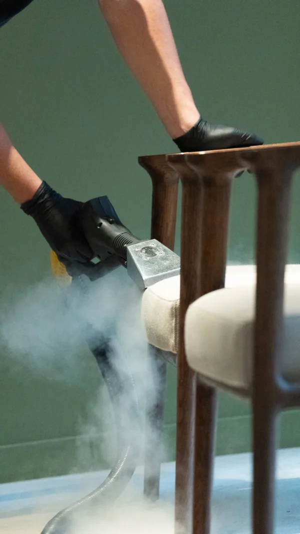 Nettoyage vapeur de l'assise d'une chaise en bois et tissu