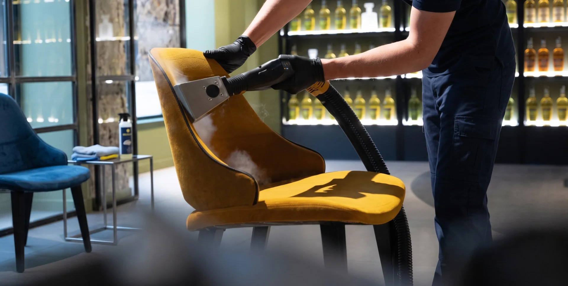 Nettoyage vapeur d'une chaise en velours dans un restaurant