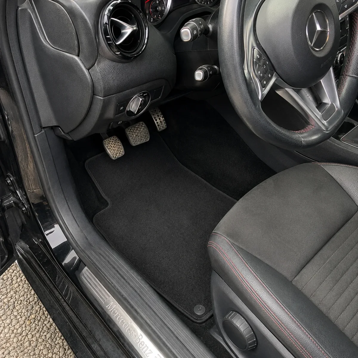 Après nettoyage - Moquettes et tapis de sol d&rsquo;une Mercedes nettoyés à la vapeur à Saint-Égrève (38120)